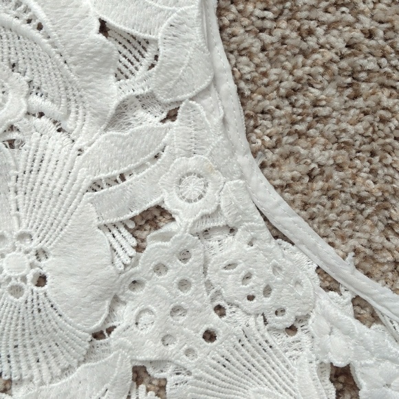 3/$20 White Floral Eyelet Lace Crop Top Size Medium - Picture 6 of 7